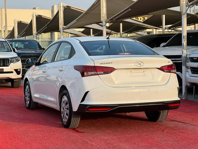 Подержанный Hyundai Accent V Рестайлинг, 1.6 л, 2022 в Шардже от Al Aram Cars Белый цвет. GCC | AUTO.AE