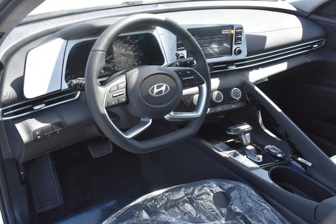 جديدة Hyundai Elantra عملية شد الوجه VII (CN7), 1.6 l, 2025 في في الشارقة من Alfaris Used Cars، اللون أبيض.  | AUTO.AE