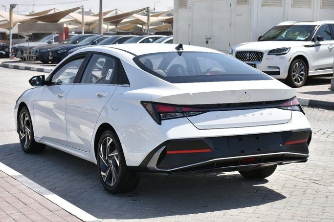 جديدة Hyundai Elantra عملية شد الوجه VII (CN7), 1.6 l, 2025 في في الشارقة من Alfaris Used Cars، اللون أبيض.  | AUTO.AE