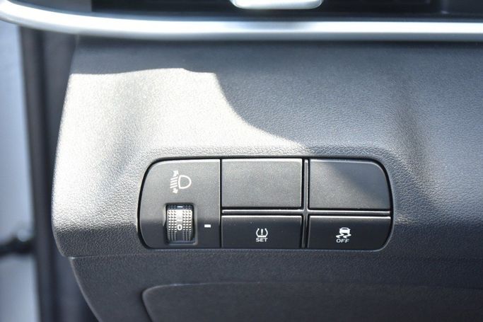 جديدة Hyundai Elantra عملية شد الوجه VII (CN7), 1.6 l, 2025 في في الشارقة من Alfaris Used Cars، اللون أبيض.  | AUTO.AE