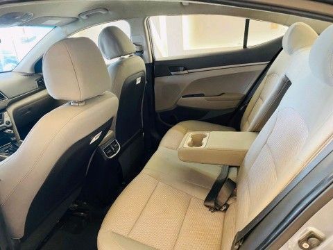 Подержанный Hyundai Elantra VI (AD), 2.0 л, 2017 в Шардже от Alhamoor Used Cars Серый цвет. GCC | AUTO.AE