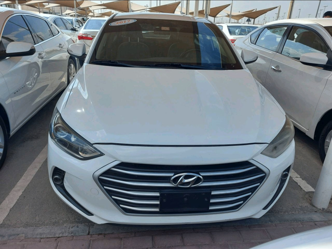 Подержанный Hyundai Elantra VI (AD), 2.0 л, 2017 в Шардже от Alhamoor Used Cars Белый цвет. GCC | AUTO.AE