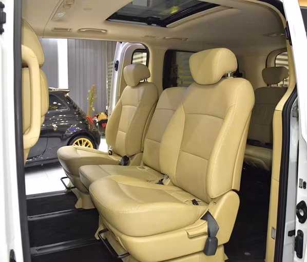 Used Hyundai H-1 II Facelift, 2.4 l, 2018 in Sharjah by Honey Gidosha Used Cars Tr., White color.  | AUTO.AE
