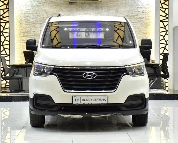 Подержанный Hyundai H-1 II Рестайлинг 2, 2.4 л, 2021 в Шардже от Honey Gidosha Used Cars Tr. Белый цвет.  | AUTO.AE