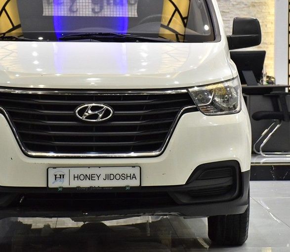 Подержанный Hyundai H-1 II Рестайлинг 2, 2.4 л, 2021 в Шардже от Honey Gidosha Used Cars Tr. Белый цвет.  | AUTO.AE