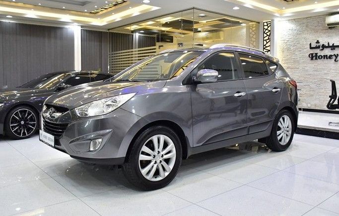 Подержанный Hyundai Tucson II, 2.4 л, 2014 в Шардже от Honey Gidosha Used Cars Tr. Серый цвет.  | AUTO.AE