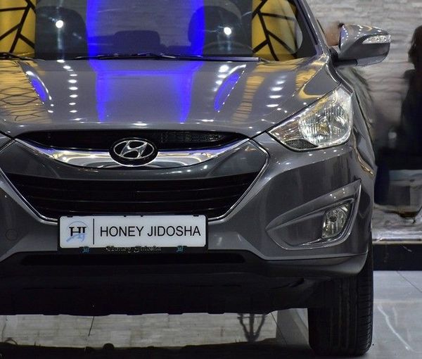 Подержанный Hyundai Tucson II, 2.4 л, 2014 в Шардже от Honey Gidosha Used Cars Tr. Серый цвет.  | AUTO.AE