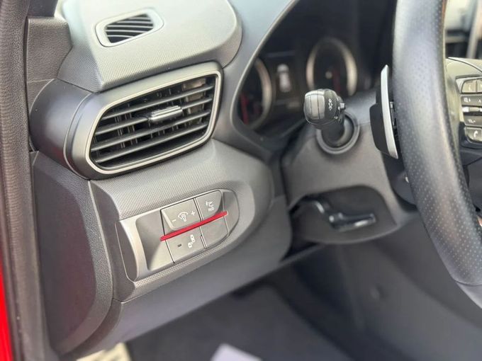 Подержанный Hyundai Veloster II, 1.6 л, 2019 в Шардже от Nour Alnukhba Motors Красный цвет. GCC | AUTO.AE