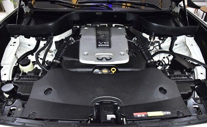 Подержанный Infiniti QX70, 3.7 л, 2017 в Шардже от Honey Gidosha Used Cars Tr. Белый цвет.  | AUTO.AE