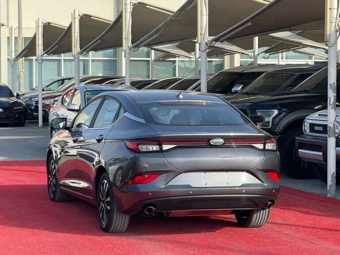 Новый JAC J7 I, 1.5 л, 2023 в Шардже от Al Aram Cars Серый цвет. GCC | AUTO.AE