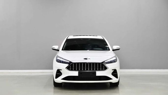 Подержанный JAC J7 I, 1.5 л, 2023 в Шардже от Al Qassem Cars Trading Белый цвет. GCC | AUTO.AE