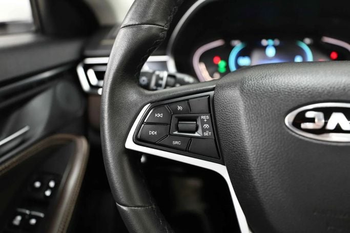 Подержанный JAC J7 I, 1.5 л, 2023 в Шардже от Al Qassem Cars Trading Белый цвет. GCC | AUTO.AE