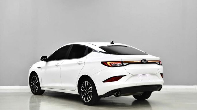 Подержанный JAC J7 I, 1.5 л, 2023 в Шардже от Al Qassem Cars Trading Белый цвет. GCC | AUTO.AE
