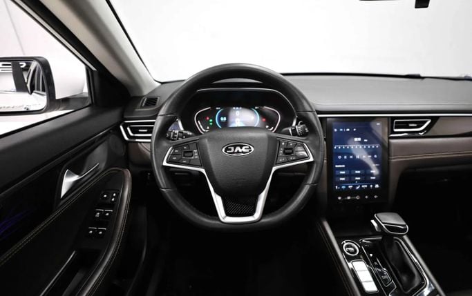 Подержанный JAC J7 I, 1.5 л, 2023 в Шардже от Al Qassem Cars Trading Белый цвет. GCC | AUTO.AE