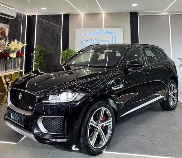 Подержанный Jaguar F-Pace I, 3.0 л, 2018 в Шардже от Ayoon Alhoot Motors Черный цвет. GCC | AUTO.AE