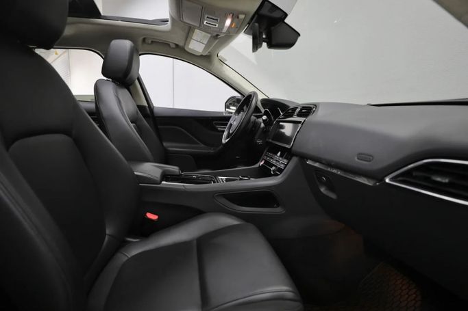 Подержанный Jaguar F-Pace I Рестайлинг, 2.0 л, 2020 в Шардже от Al Qassem Cars Trading Черный цвет. Канадская | AUTO.AE