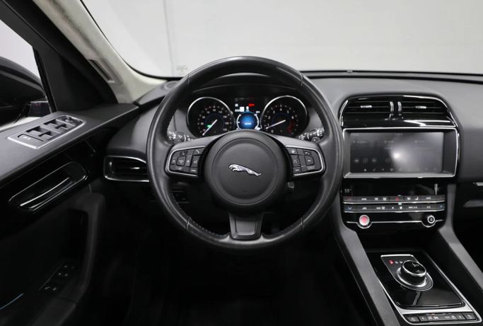Подержанный Jaguar F-Pace I Рестайлинг, 2.0 л, 2020 в Шардже от Al Qassem Cars Trading Черный цвет. Канадская | AUTO.AE