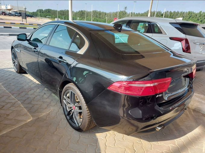 Подержанный Jaguar XF II, 2.0 л, 2017 в Шардже от MK Cars Черный цвет. Американская | AUTO.AE