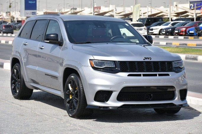 Подержанный Jeep Grand Cherokee V (WL), 5.7 л, 2021 в Шардже от Alfaris Used Cars Серебристый цвет.  | AUTO.AE