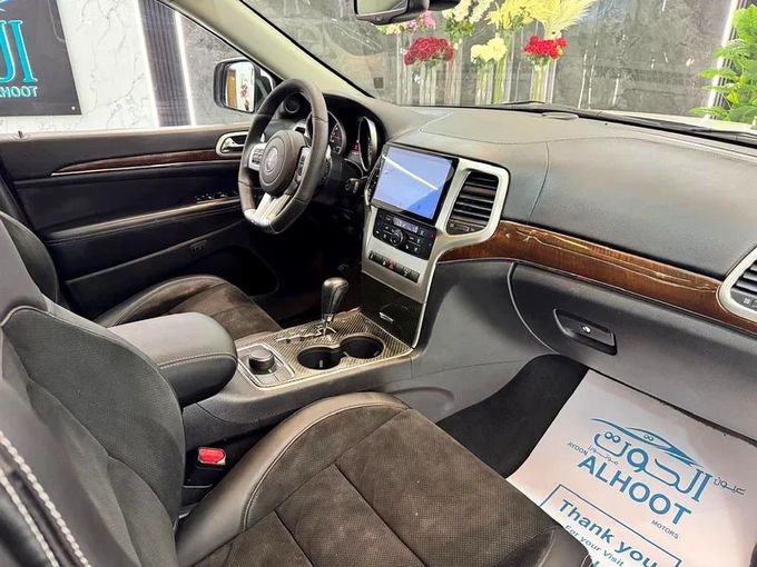 Used Jeep Grand Cherokee SRT IV (WK2) Facelift, 6.4 l, 2014 in Sharjah by Ayoon Alhoot Motors, White color. GCC Specs | AUTO.AE