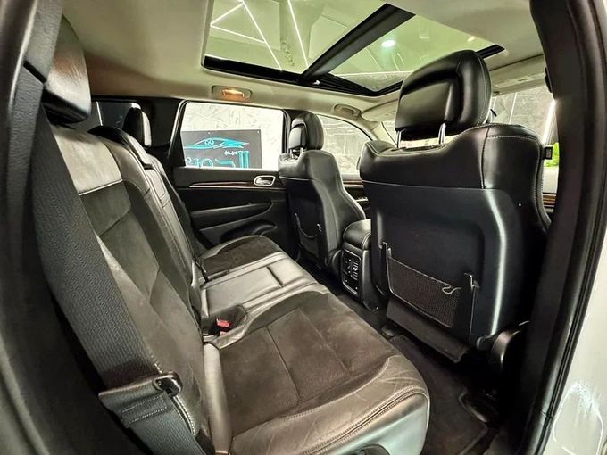 Used Jeep Grand Cherokee SRT IV (WK2) Facelift, 6.4 l, 2014 in Sharjah by Ayoon Alhoot Motors, White color. GCC Specs | AUTO.AE