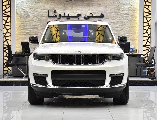 Подержанный Jeep Grand Cherokee L V (WL), 3.6 л, 2021 в Шардже от Honey Gidosha Used Cars Tr. Белый цвет.  | AUTO.AE