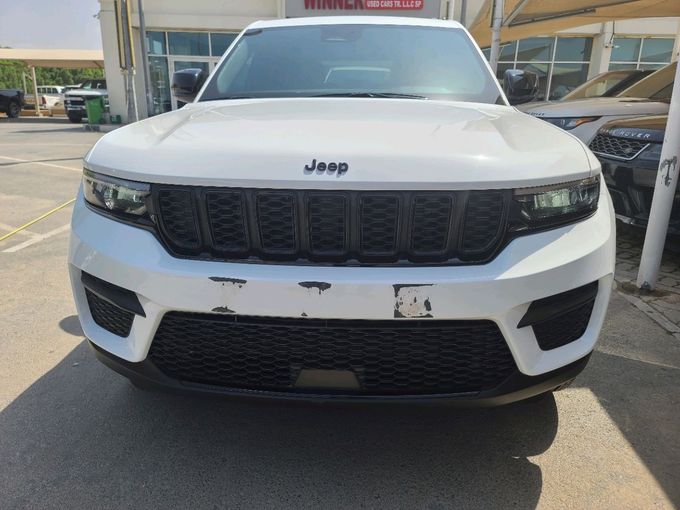 Подержанный Jeep Grand Cherokee V (WL), 5.7 л, 2024 в Шардже от MK Cars Белый цвет. Американская | AUTO.AE