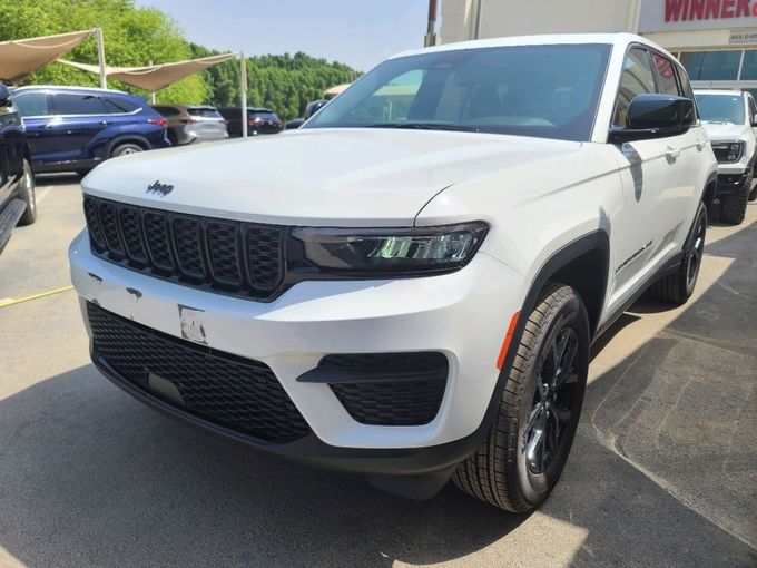Подержанный Jeep Grand Cherokee V (WL), 5.7 л, 2024 в Шардже от MK Cars Белый цвет. Американская | AUTO.AE