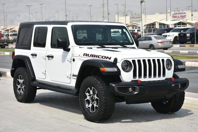 Подержанный Jeep Wrangler IV (JL), 2.0 л, 2022 в Шардже от Alfaris Used Cars Белый цвет.  | AUTO.AE