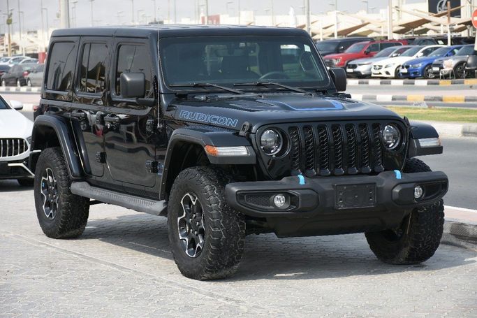 Подержанный Jeep Wrangler 4xe IV (JL) Рестайлинг, 2.0 л, 2023 в Шардже от Alfaris Used Cars Черный цвет.  | AUTO.AE