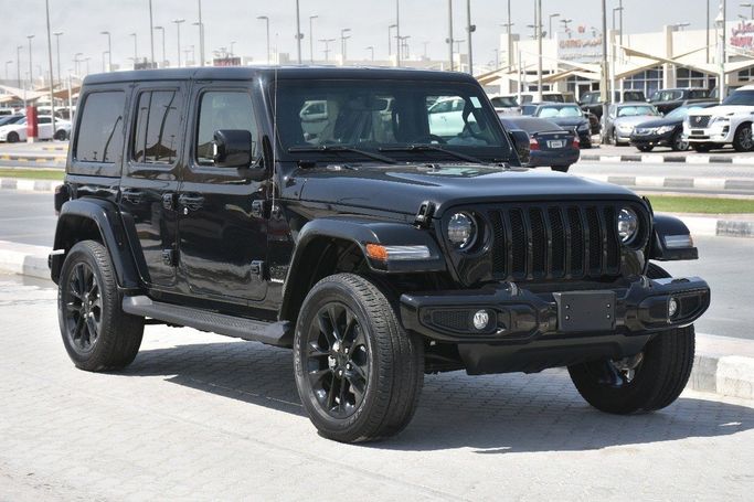 Подержанный Jeep Wrangler IV (JL) Рестайлинг, 2.0 л, 2023 в Шардже от Alfaris Used Cars Черный цвет.  | AUTO.AE