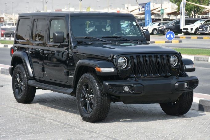 Подержанный Jeep Wrangler IV (JL) Рестайлинг, 2.0 л, 2023 в Шардже от Alfaris Used Cars Черный цвет.  | AUTO.AE