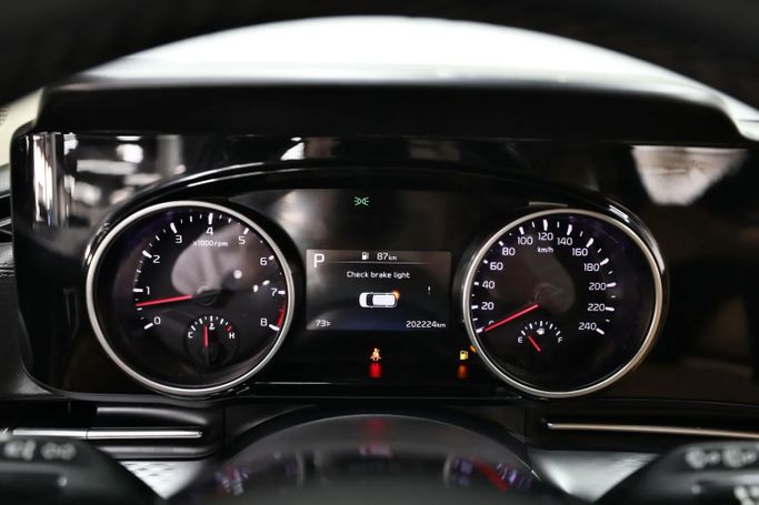 Подержанный Kia Carnival IV, 3.5 л, 2022 в Шардже от Al Qassem Cars Trading Белый цвет. GCC | AUTO.AE