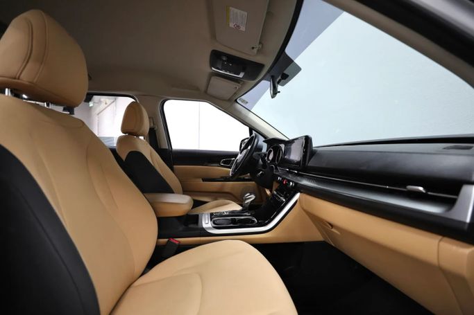 Подержанный Kia Carnival IV, 3.5 л, 2022 в Шардже от Al Qassem Cars Trading Белый цвет. GCC | AUTO.AE