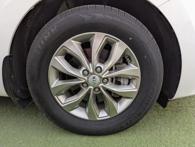 Подержанный Kia Carnival III, 3.3 л, 2020 в Шардже от Rebou Najd Used Cars Белый цвет. GCC | AUTO.AE