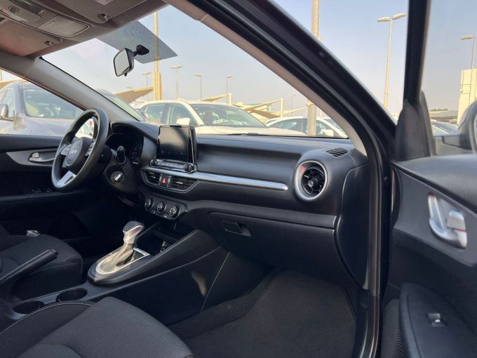 New Kia Cerato IV Facelift, 1.6 l, 2023 in Sharjah by Al Aram Cars, Grey color. GCC Specs | AUTO.AE