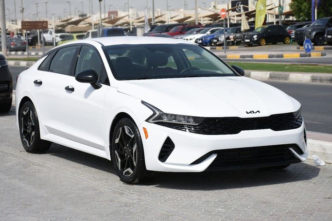 Подержанный Kia K5 III, 1.6 л, 2023 в Шардже от Alfaris Used Cars Белый цвет.  | AUTO.AE
