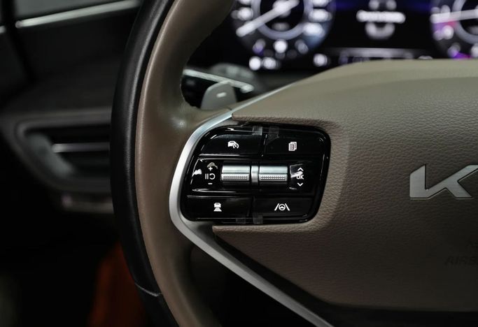 Подержанный Kia K8 I, 3.5 л, 2022 в Шардже от Al Qassem Cars Trading Черный цвет. Корейская | AUTO.AE