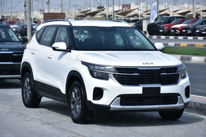 Новый Kia Seltos I Рестайлинг, 1.6 л, 2024 в Шардже от Alfaris Used Cars Белый цвет.  | AUTO.AE