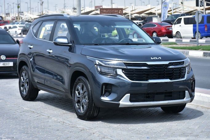 Новый Kia Seltos I, 1.6 л, 2025 в Шардже от Alfaris Used Cars Серый цвет.  | AUTO.AE
