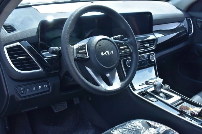 جديدة Kia Seltos I, 1.6 l, 2025 في في الشارقة من Alfaris Used Cars، اللون رمادي.  | AUTO.AE