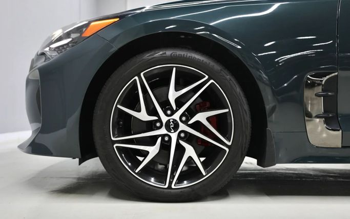 Подержанный Kia Stinger I Рестайлинг, 2.5 л, 2022 в Шардже от Al Qassem Cars Trading Зеленый цвет. Американская | AUTO.AE