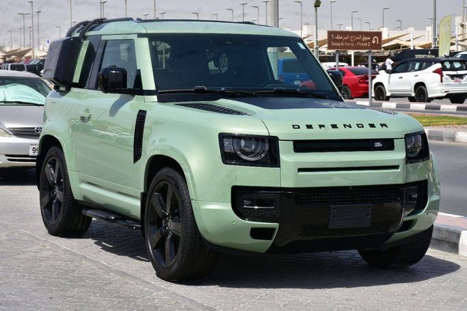 Подержанный Land Rover Defender 90 II, 3.0 л, 2023 в Шардже от Alfaris Used Cars Зеленый цвет.  | AUTO.AE