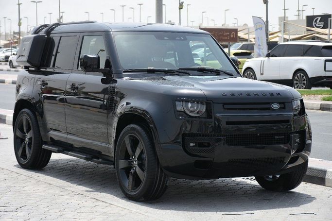 Подержанный Land Rover Defender 110 II, 3.0 л, 2023 в Шардже от Alfaris Used Cars Черный цвет.  | AUTO.AE