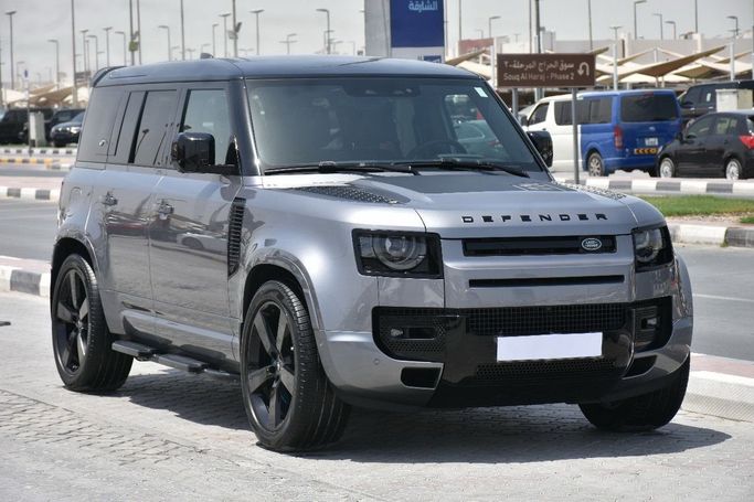 Подержанный Land Rover Defender 110 II, 5.0 л, 2024 в Шардже от Alfaris Used Cars Серый цвет.  | AUTO.AE