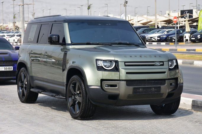 Подержанный Land Rover Defender 110 II, 2.0 л, 2022 в Шардже от Alfaris Used Cars Зеленый цвет.  | AUTO.AE