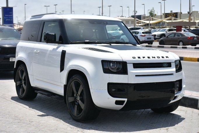 Подержанный Land Rover Defender 90 II, 3.0 л, 2024 в Шардже от Alfaris Used Cars Белый цвет.  | AUTO.AE