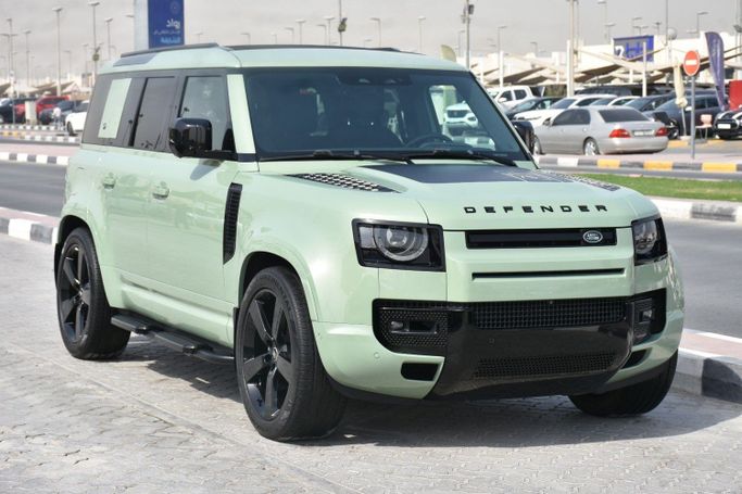 Подержанный Land Rover Defender 110 II, 3.0 л, 2023 в Шардже от Alfaris Used Cars Зеленый цвет.  | AUTO.AE