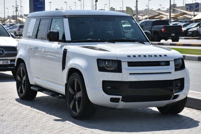 Подержанный Land Rover Defender 110 II, 5.0 л, 2024 в Шардже от Alfaris Used Cars Белый цвет.  | AUTO.AE