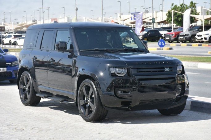 Подержанный Land Rover Defender 110 II, 5.0 л, 2024 в Шардже от Alfaris Used Cars Черный цвет.  | AUTO.AE